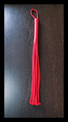 Плеть с красными веревками