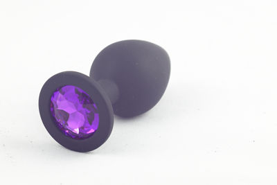 Силиконовая анальная пробка c фиолетовым камнем  M черная RY-068