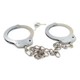 Железные наручники на цепочке
