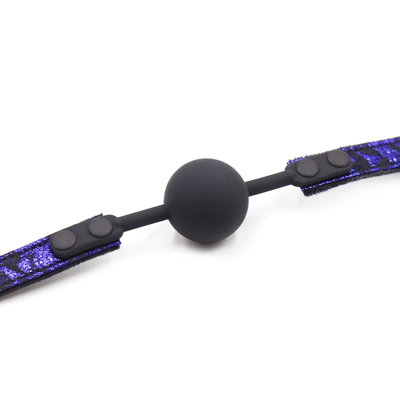 Силиконовый кляп 4 см черный на ажурном фиолетово-черном ремне